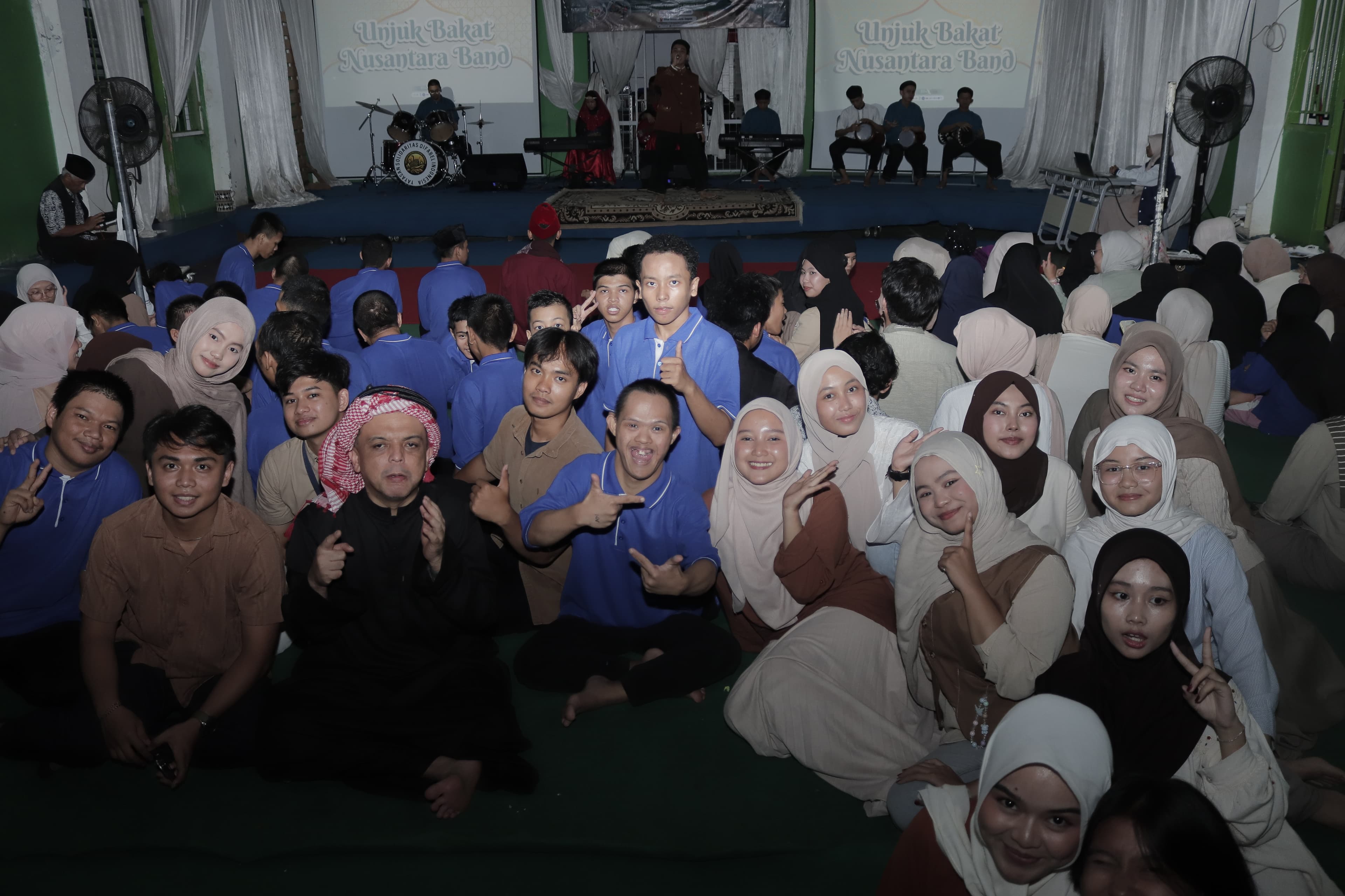 Seorang anak dengan senyum harapan bersama relawan Panti Goceng